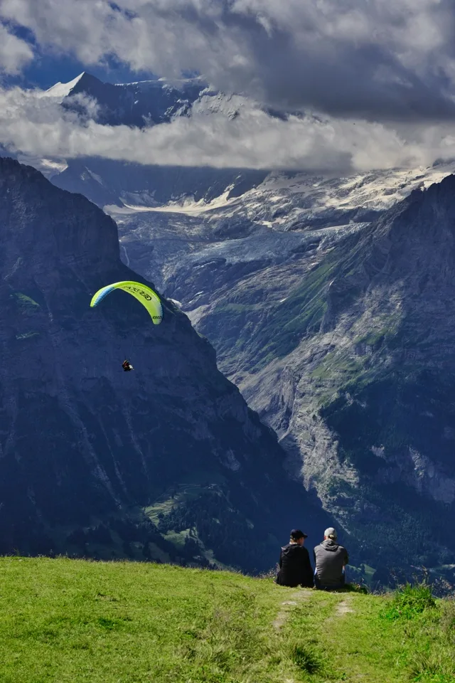 Paragliding über den Schweizer Alpen bei Grindelwald nahe Interlaken
