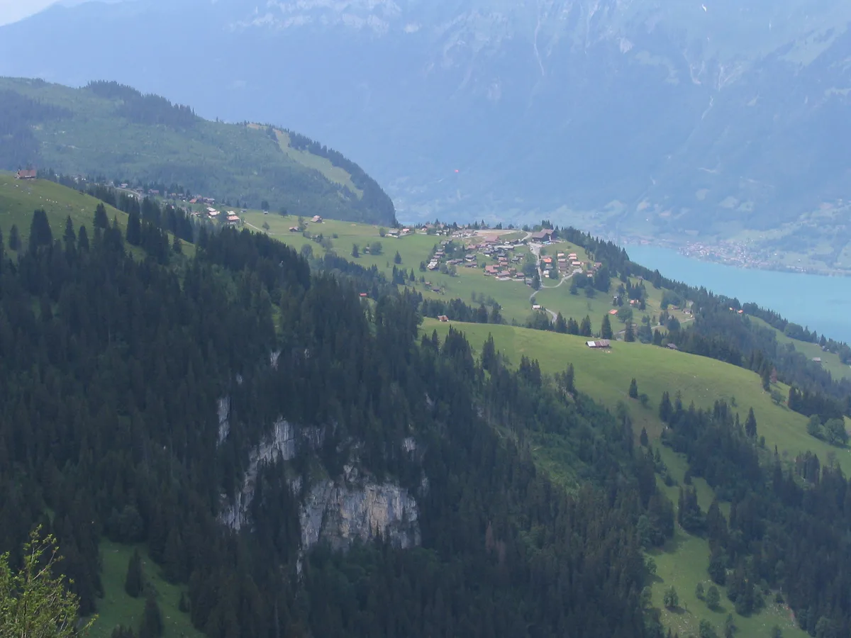 Die Axalp auf ihrer Geländeterrasse über dem Brienzersee, umgeben von Wald und Weiden