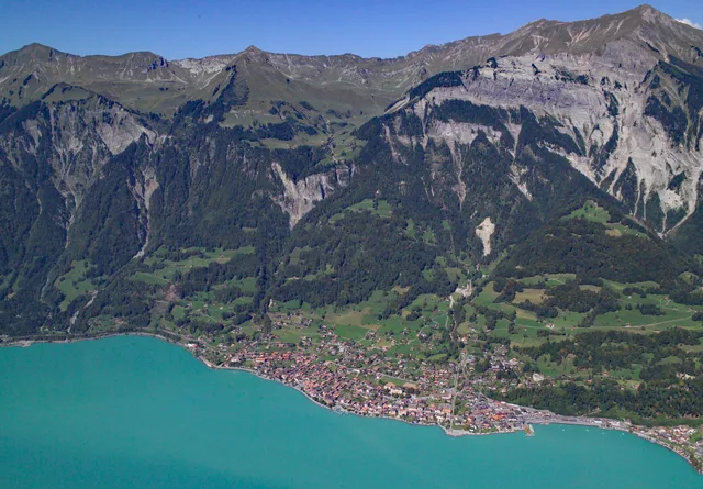 Der Brienzersee mit dem Dorf Brienz am Ufer und der Kette des Brienzer Rothorns darüber