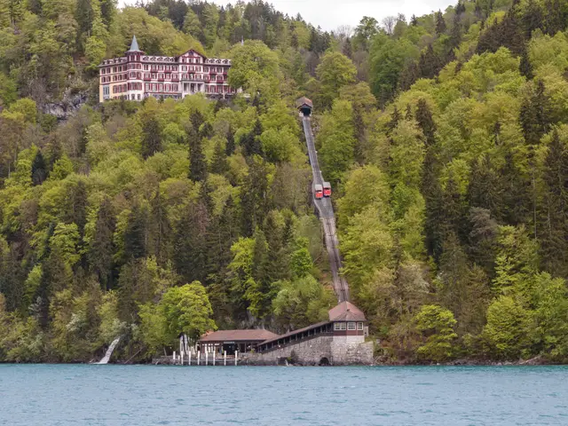 Grandhotel Giessbach über der Trasse der Standseilbahn, unten die Schiffstation am Brienzersee
