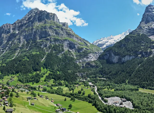 Blick über Grindelwald in den Talschluss, wo sich die Gletscherschlucht in den Fels schneidet