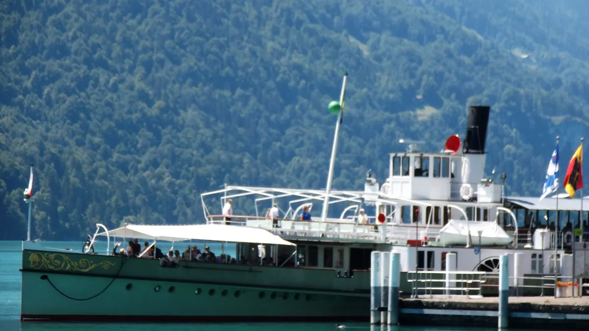 Das Dampfschiff Lötschberg an einer Anlegestelle am Brienzersee