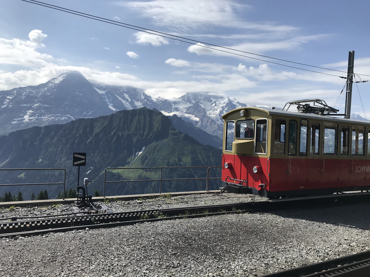 Historische Schynige Platte-Bahn — roter Zahnradwagen mit Bergpanorama