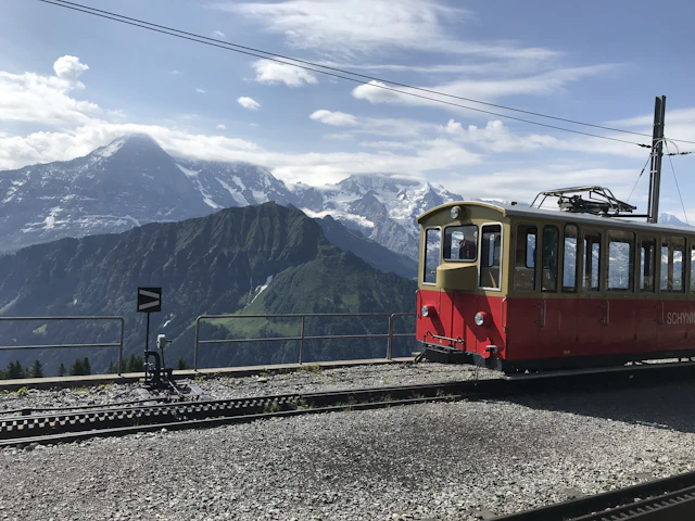 Historische Schynige Platte-Bahn — roter Zahnradwagen mit Bergpanorama