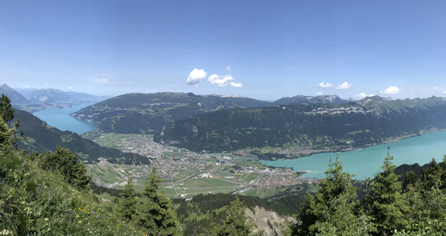 Panoramablick von der Schynige Platte über Interlaken mit Brienzersee und Thunersee
