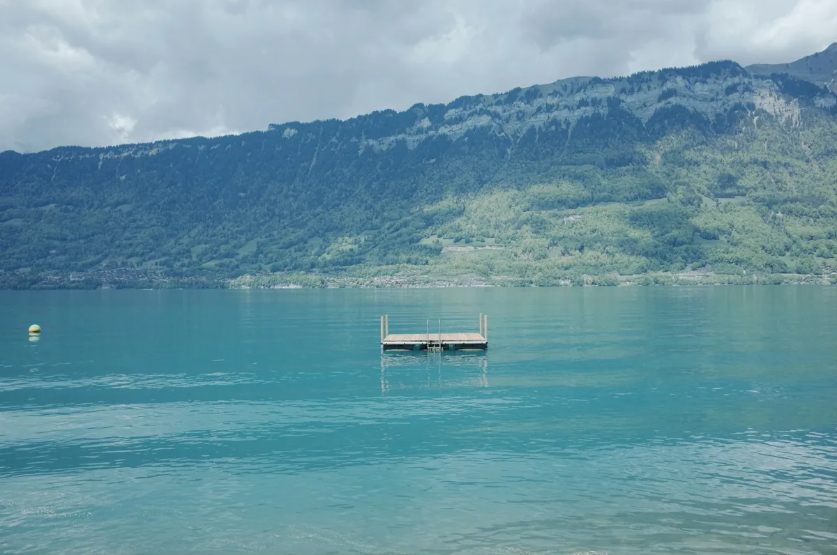 Türkisfarbener Brienzersee mit Bergkulisse bei Interlaken